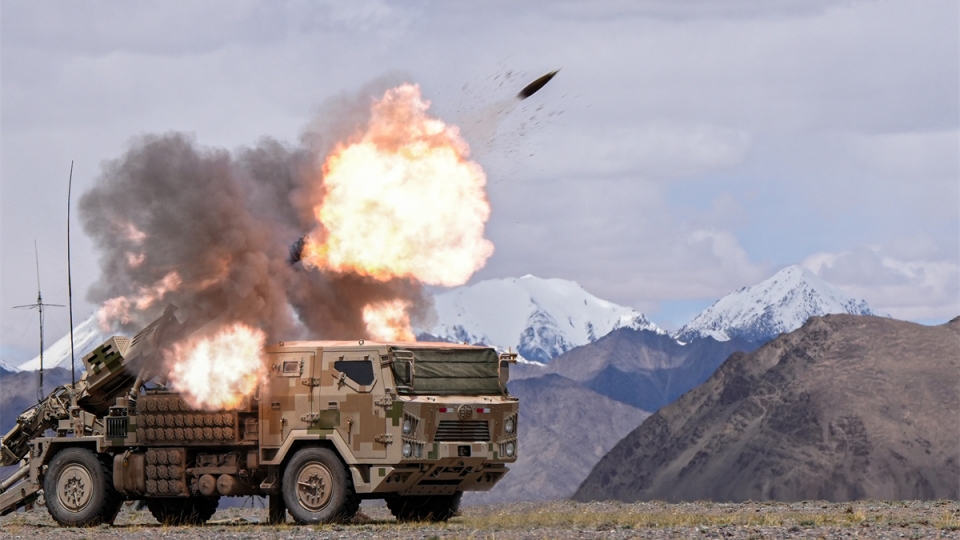 Howitzer spits fire on plateau